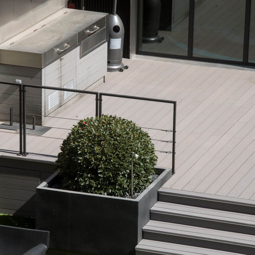 Terrasse en bois composite LAMEO - lame XTRA coloris béton face striée